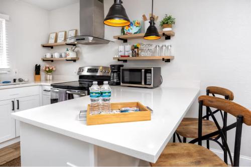 Η κουζίνα ή μικρή κουζίνα στο 1 Block to Downtown - 7 min to beach - King bed & Free parking