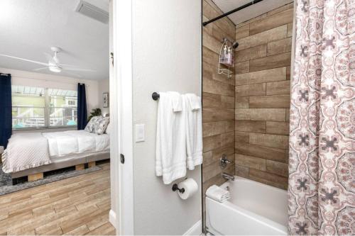 Ένα μπάνιο στο 1 Block to Downtown - 7 min to beach - King bed & Free parking
