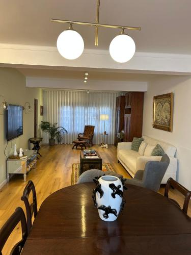 a living room with a table and a couch at Faro Station Eleven Guest House in Faro