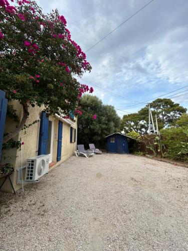 Jardín al aire libre en Charmant bas de villa avec jardin