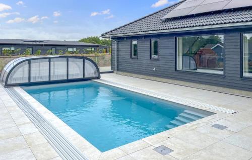Πισίνα στο ή κοντά στο Stunning Home In Spøttrup With Sauna