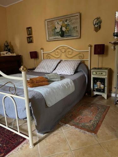 エギュ・ヴィーヴにあるMaison indépendante avec piscineのベッドルーム1室(白いフレームのベッド1台付)