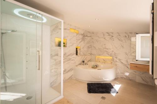 Un baño de Villa Can Luciana