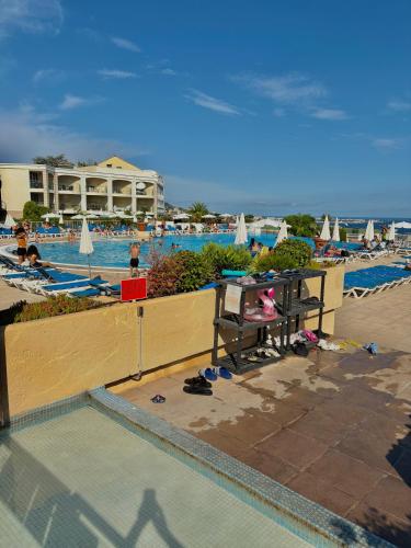 - une vue sur la piscine d'un complexe dans l'établissement Superbe appartement, à Cannes