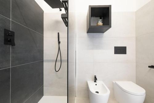 a bathroom with a shower and a toilet at EnSe Affittacamere in Tortolì
