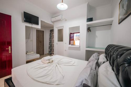 a living room with a couch and a tv at Andy Apartments in Sarandë