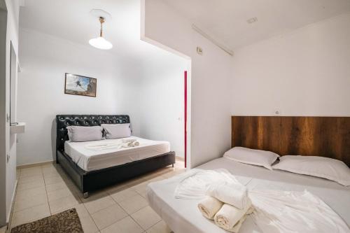 a bedroom with two beds in a room at Andy Apartments in Sarandë