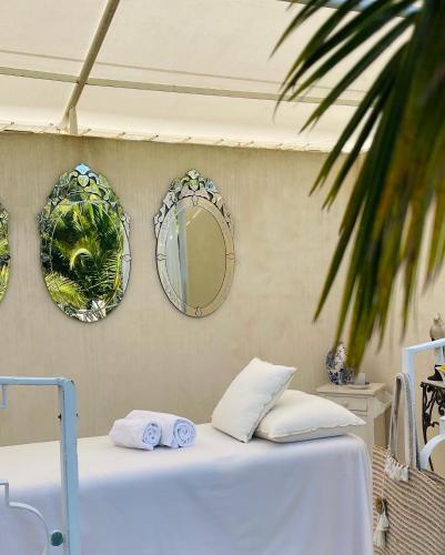 Un ou plusieurs lits dans un hébergement de l'établissement Beaumanoir Small Luxury Boutique Hotel