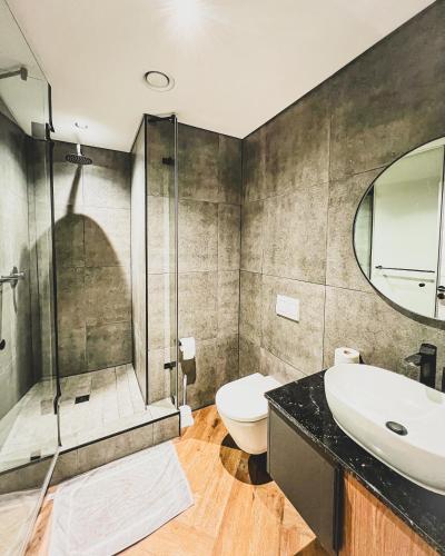 un bagno con lavandino, doccia e WC di Luxe Studio - On Park near Canal walk Century City a Città del Capo