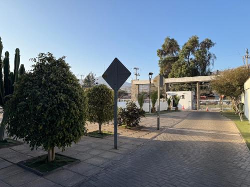a street sign in the middle of a street at Departamento en Condominio Edificio Innova 306 in Copiapó