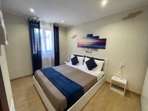 a bedroom with a large bed in a room at I Tre Laghi Countryhouse 14 posti letti Cottage 10 posti letti in Citta' Sant'Angelo