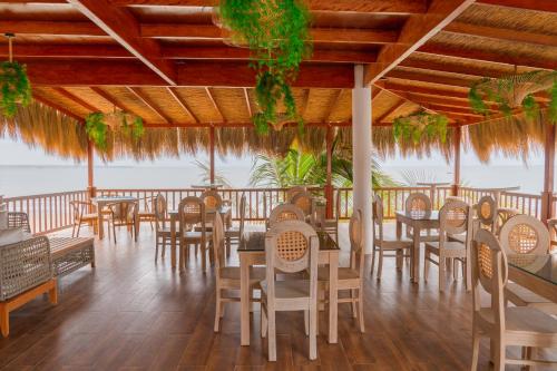 a restaurant with tables and chairs on the beach at Hotel Beso de Sal Resort in Colán