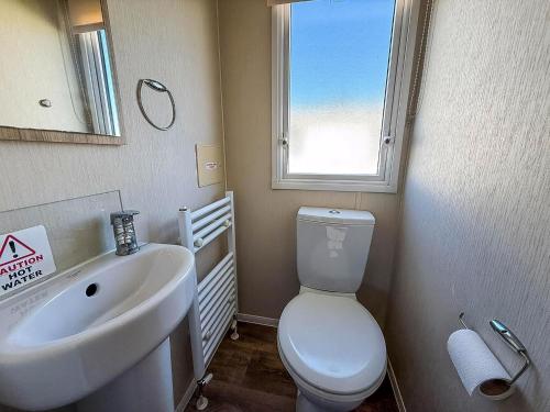 Vannituba majutusasutuses Dog Friendly 10 Berth Caravan At Dovercourt Holiday Park In Essex Ref 44606J