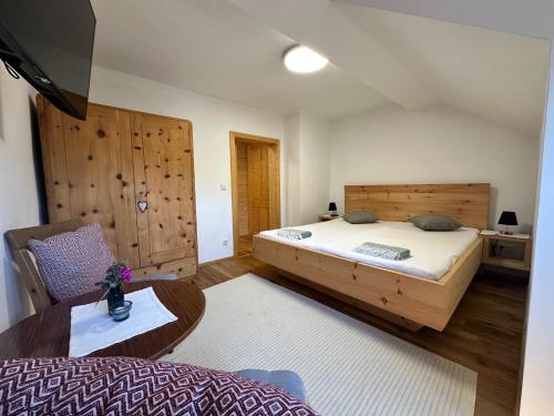 Una cama o camas en una habitación de Ferienhof Kirchbichl