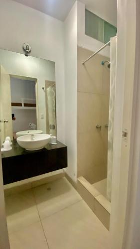 a bathroom with a sink and a shower at Amplio departamento vista al mar con piscina privada en Asia Ideal para grupos y familias in Asia