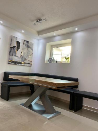 a dining room with a table and two benches at Apartment Dubravko mit Meerblick 100 m Strand, Parking in Maslenica