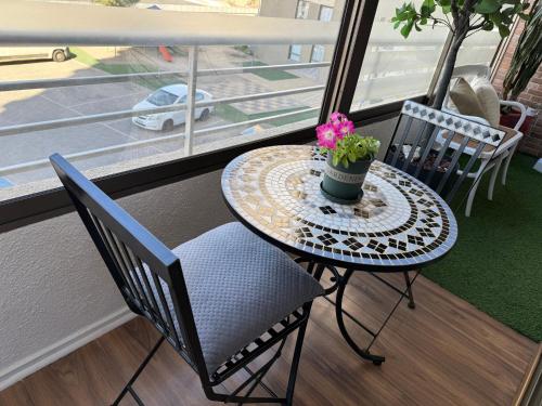 a table with a potted plant on it in a room at Departamento en Condominio Edificio Innova 306 in Copiapó
