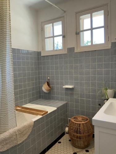 une salle de bain avec une douche, une baignoire et un lavabo dans l'établissement Jolie villa au calme climatisée grande piscine jardin, à Peyriac-de-Mer