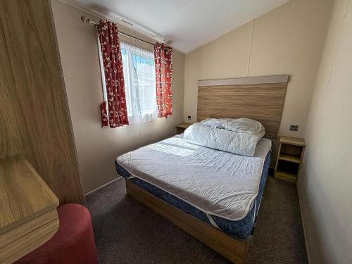 Voodi või voodid majutusasutuse Dog Friendly 10 Berth Caravan At Dovercourt Holiday Park In Essex Ref 44606J toas