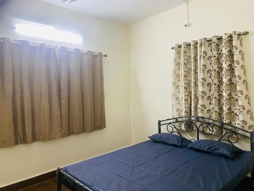 Postel nebo postele na pokoji v ubytování Yashwant farmhouse