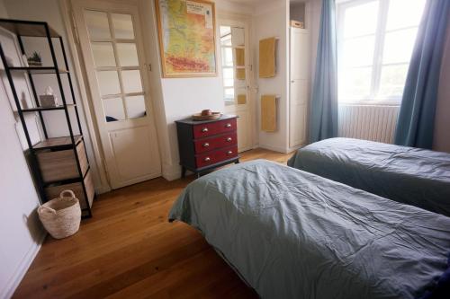 Giường trong phòng chung tại Chambre avec vue sur remparts