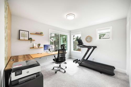 Γυμναστήριο ή/και όργανα γυμναστικής στο Modern 4BR Family Oasis - Treehouse Bunk &Game Room