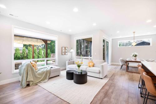 Χώρος καθιστικού στο Modern 4BR Family Oasis - Treehouse Bunk &Game Room