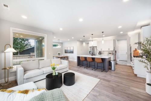 Η κουζίνα ή μικρή κουζίνα στο Modern 4BR Family Oasis - Treehouse Bunk &Game Room