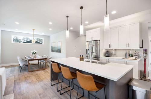 Η κουζίνα ή μικρή κουζίνα στο Modern 4BR Family Oasis - Treehouse Bunk &Game Room