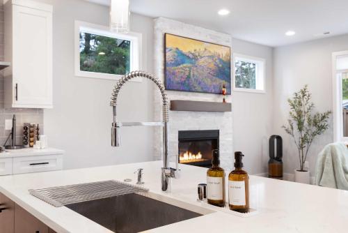 Η κουζίνα ή μικρή κουζίνα στο Modern 4BR Family Oasis - Treehouse Bunk &Game Room