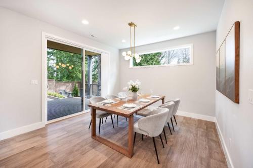 Φωτογραφία από το άλμπουμ του Modern 4BR Family Oasis - Treehouse Bunk &Game Room σε Shoreline
