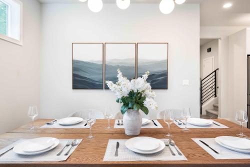 Φωτογραφία από το άλμπουμ του Modern 4BR Family Oasis - Treehouse Bunk &Game Room σε Shoreline