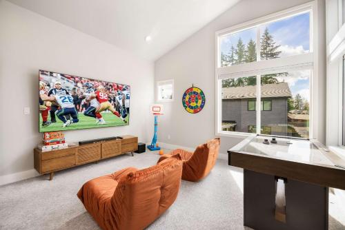 Χώρος καθιστικού στο Modern 4BR Family Oasis - Treehouse Bunk &Game Room