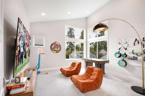 Μια τηλεόραση ή/και κέντρο ψυχαγωγίας στο Modern 4BR Family Oasis - Treehouse Bunk &Game Room