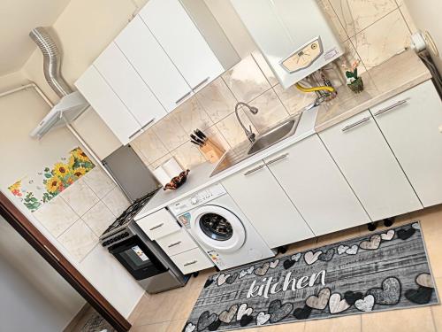 Η κουζίνα ή μικρή κουζίνα στο Sarah Apartament