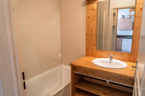 une salle de bain avec un lavabo, une douche et un miroir dans l'établissement Résidence Le Balcon Des Airelles - Appartement calme au cœur des Orres 1800 MAE-7791, aux Orres