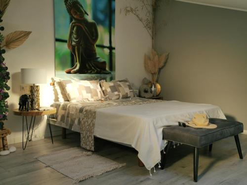 Una cama o camas en una habitación de WhiteHome