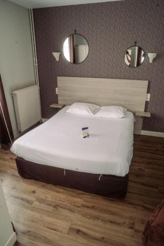 Ένα ή περισσότερα κρεβάτια σε δωμάτιο στο LOGIS -Hotel & Restaurant de la Place