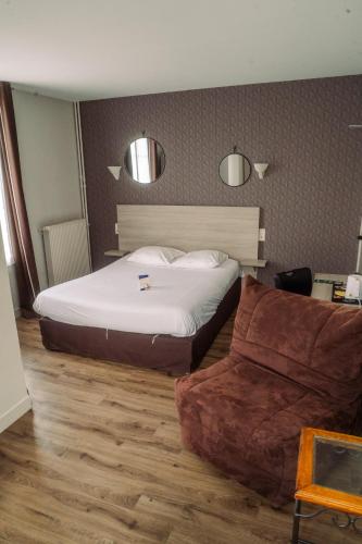 Ένα ή περισσότερα κρεβάτια σε δωμάτιο στο LOGIS -Hotel & Restaurant de la Place