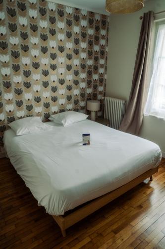 Ένα ή περισσότερα κρεβάτια σε δωμάτιο στο LOGIS -Hotel & Restaurant de la Place