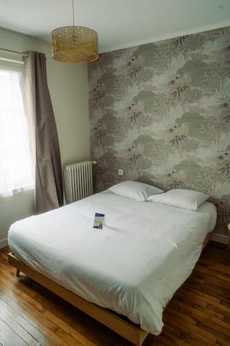 Ένα ή περισσότερα κρεβάτια σε δωμάτιο στο LOGIS -Hotel & Restaurant de la Place