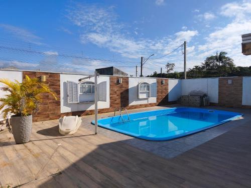 Bazén v ubytování Casa com piscina matinhos nebo v jeho okolí