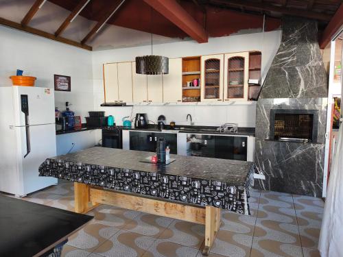 Kuchyň nebo kuchyňský kout v ubytování Casa com piscina matinhos