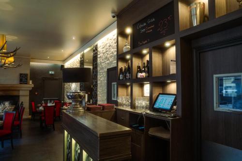 Μια τηλεόραση ή/και κέντρο ψυχαγωγίας στο LOGIS -Hotel & Restaurant de la Place