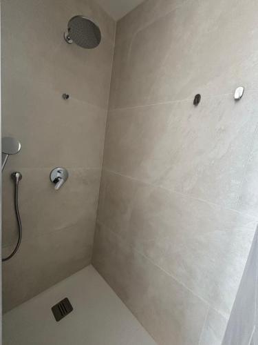 ein Badezimmer mit Dusche mit gefliester Dusche in der Unterkunft La Vallée des Biches G2 in Saint-Martin-Boulogne