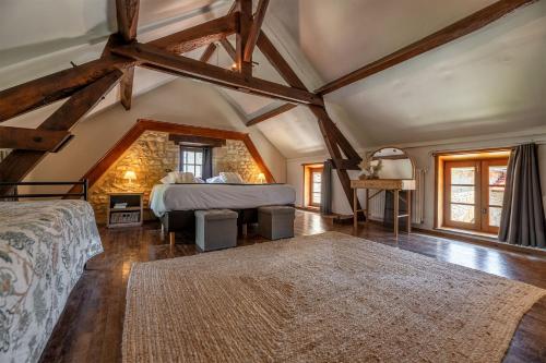 Postel nebo postele na pokoji v ubytování Domaine des Grands Bois - La Maison de L'Alchimiste- 3 chambres - 7 personnes, piscine, salle de jeux, billardet home cinema