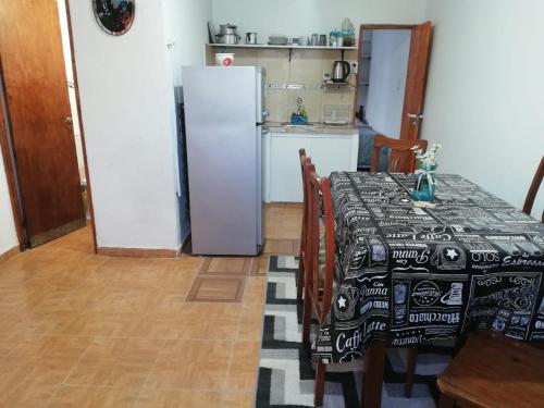 Un comedor con una mesa y un refrigerador. en Acuario 2, en Presidencia Roque Sáenz Peña