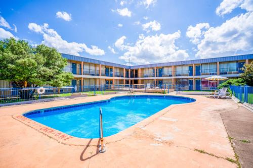 La alberca dentro o cerca de Castle inn & suites by OYO Lawton