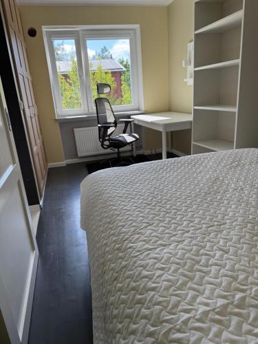 a room with a bed and a chair and a desk at Pargi külaliskorter in Jõgeva