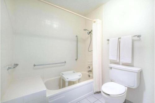 Un baño de Castle inn & suites by OYO Lawton